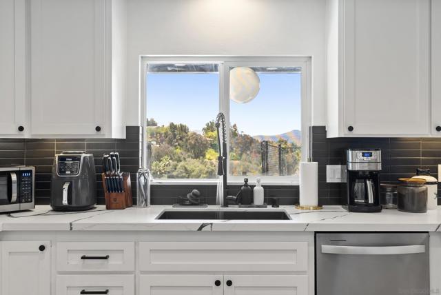 3860 Las Flores, Fallbrook CA: https://media.crmls.org/mediaz/9edd747c-b3ec-45de-b61f-9b5c423a6885.jpg