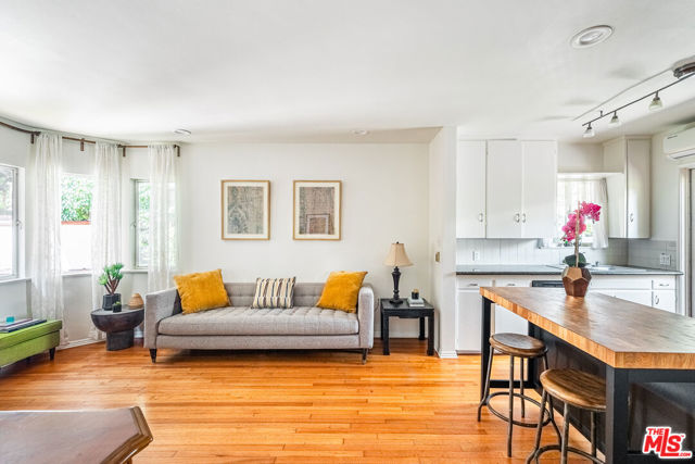 914 20Th Street, Santa Monica CA: https://media.crmls.org/mediaz/9eddcf66-c829-4b83-9b64-0d47f57bcaed.jpg