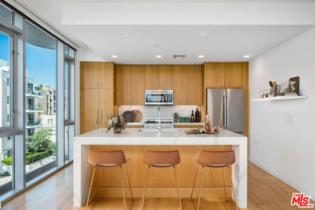 8500 Burton Way, Los Angeles CA: https://media.crmls.org/mediaz/9ede7c90-8064-4c6e-8cde-19f8e97570f0.jpg