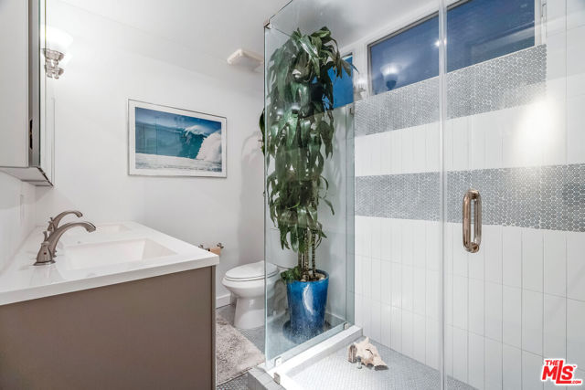 2515 Lincoln Boulevard, Venice CA: https://media.crmls.org/mediaz/9eded609-f068-43d1-bc3a-c8a0fcaed890.jpg