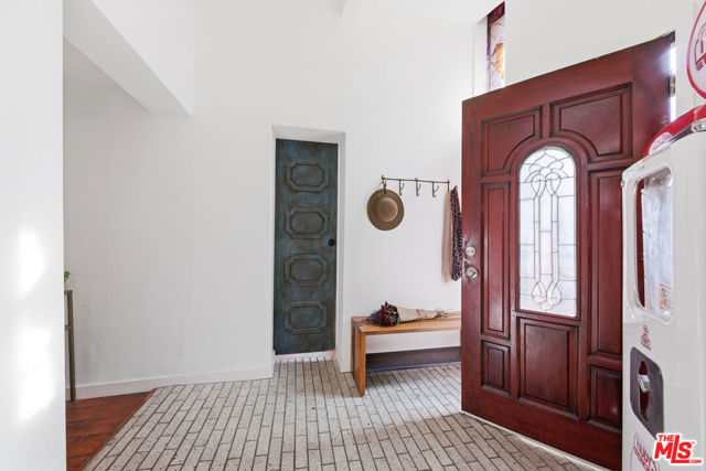 19511 Sunken Trail, Topanga CA: https://media.crmls.org/mediaz/9edf97dc-aa3d-441d-b520-3e61fb32b976.jpg