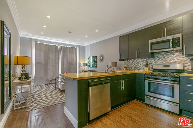 7223 Willoughby Avenue, Los Angeles CA: https://media.crmls.org/mediaz/9ee1d20d-884b-4c8a-b6d0-f2e3f6dd6b8a.jpg
