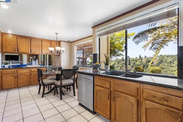 6444 Boone Dr, Castro Valley CA: https://media.crmls.org/mediaz/9ee1e547-ef29-4d60-ba8f-872092b083d1.jpg