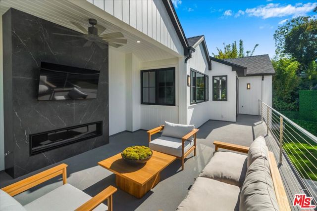 12227 Tweed Lane, Los Angeles CA: https://media.crmls.org/mediaz/9ee2664e-396b-4df4-84f9-eae322940cd1.jpg