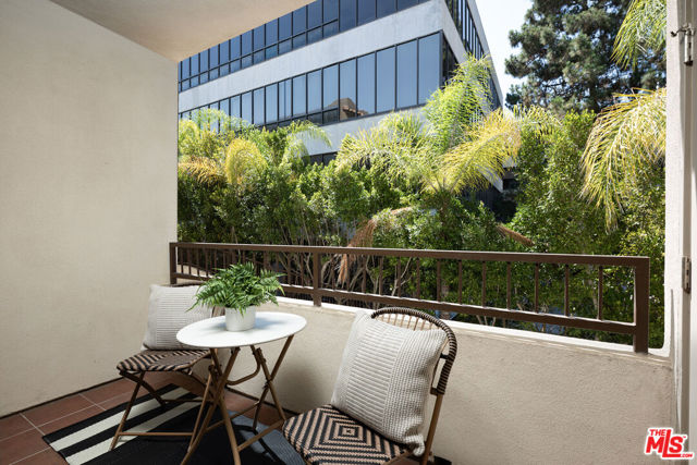 627 Deep Valley Drive, Rolling Hills Estates CA: https://media.crmls.org/mediaz/9ee438e7-29f3-4ad1-bfcf-5c484db1e0fb.jpg