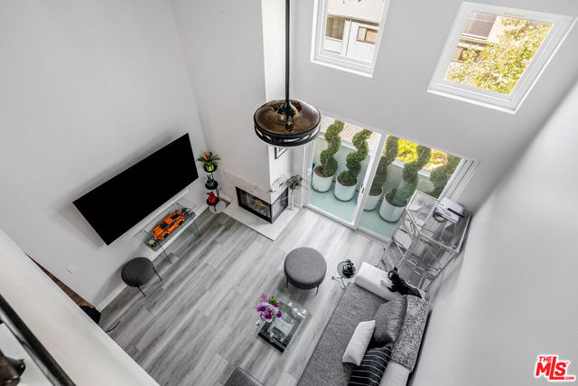 4326 Babcock Avenue, Studio City CA: https://media.crmls.org/mediaz/9ee4b084-e68a-474d-8ec1-7a09f23107e8.jpg