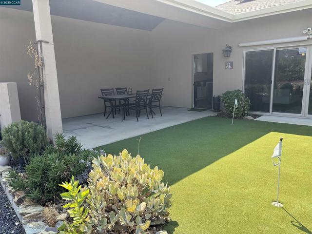 121 Blue Oak Ct, Copperopolis CA: https://media.crmls.org/mediaz/9ee560ff-44cc-43e3-a81c-b78950c6eb1f.jpg