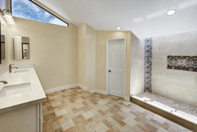 1103 Countrywood Ln, Vista CA: https://media.crmls.org/mediaz/9ee5c8fa-7ba3-4919-bf5a-98ca58f6f46b.jpg