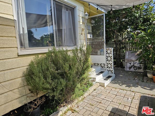 837 Milwood Avenue, Venice CA: https://media.crmls.org/mediaz/9ee676a4-bf3a-4173-8759-d895e34535ff.jpg