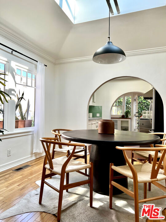 7257 Oakwood Avenue, Los Angeles CA: https://media.crmls.org/mediaz/9ee720e1-c737-45fa-ae2b-d9f716a6e402.jpg