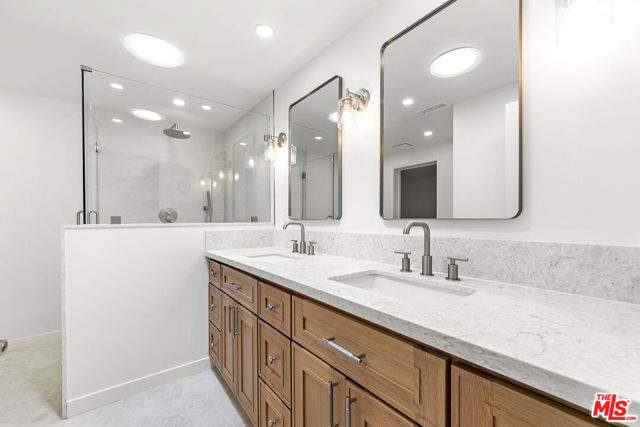 656 N Bonhill Road, Los Angeles CA: https://media.crmls.org/mediaz/9ee7467e-68ba-4366-8ee6-fda390438538.jpg