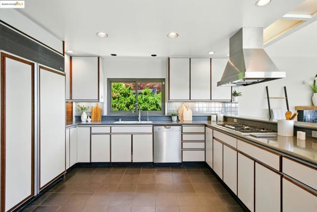 25 Holyrood Manor, Oakland CA: https://media.crmls.org/mediaz/9ee904d1-a1fb-47fd-9f05-fba184ac88cf.jpg