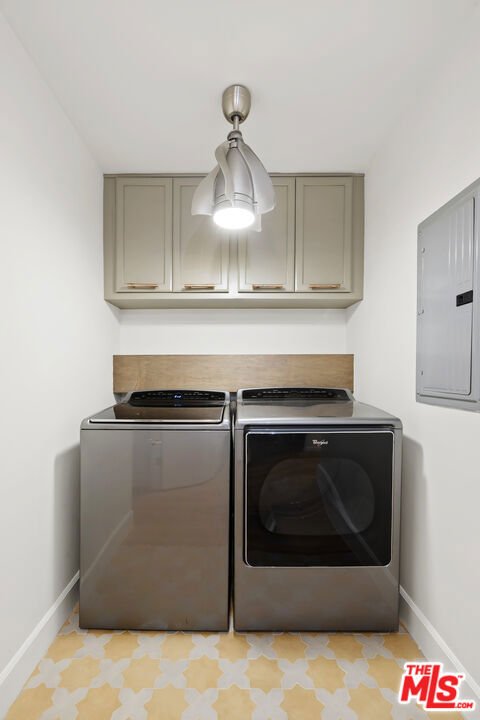 211 S Spalding Drive, Beverly Hills CA: https://media.crmls.org/mediaz/9ee91ef4-e17b-4b22-8fe6-5aabf1798203.jpg