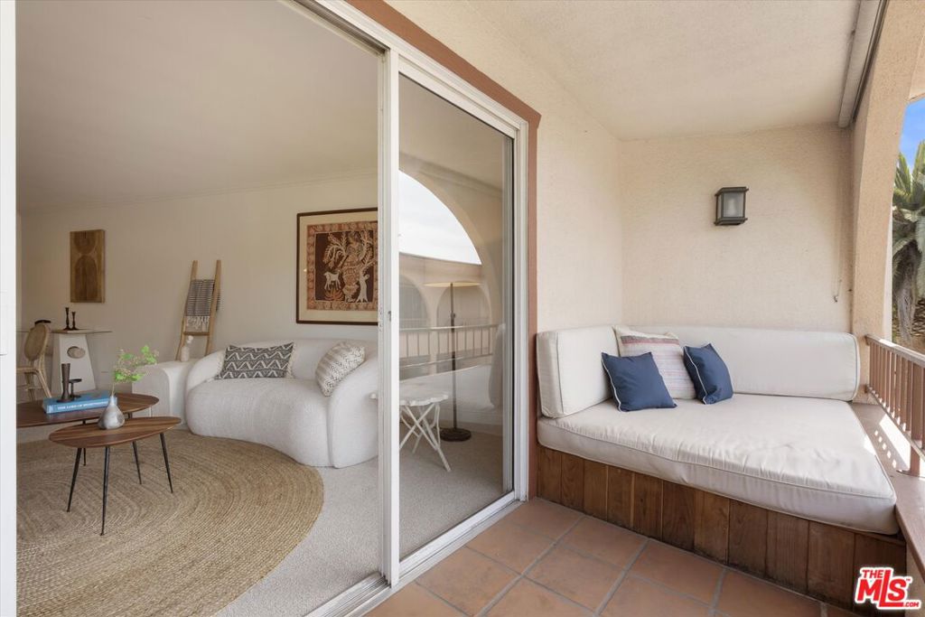 https://media.crmls.org/mediaz/9eea06b1-997b-45d6-8e78-c62ab5998af5.jpg?preset=X-Large
