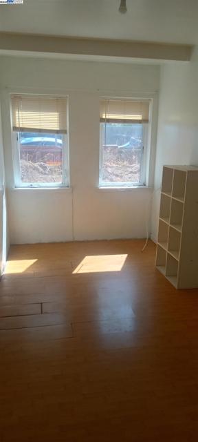 1059 Santa Clara Ave, Alameda CA: https://media.crmls.org/mediaz/9eeabda8-0dbb-4e56-b2b9-96f6b516fa8d.jpg