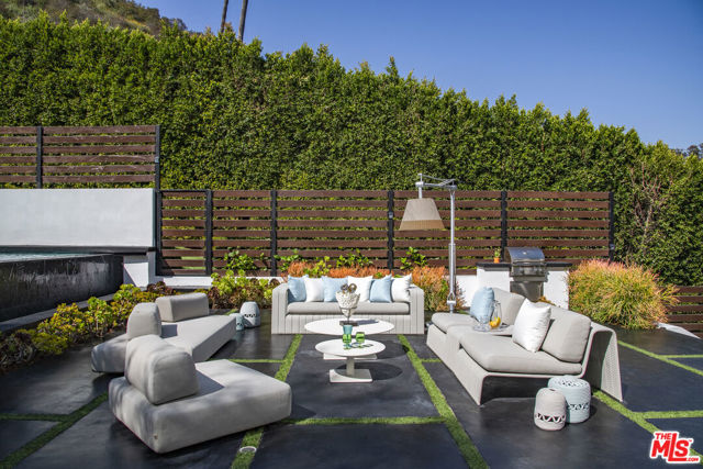 9852 San Circle, Beverly Hills CA: https://media.crmls.org/mediaz/9eeb6dd4-bfc0-42c6-bd72-4a09b72fb12b.jpg