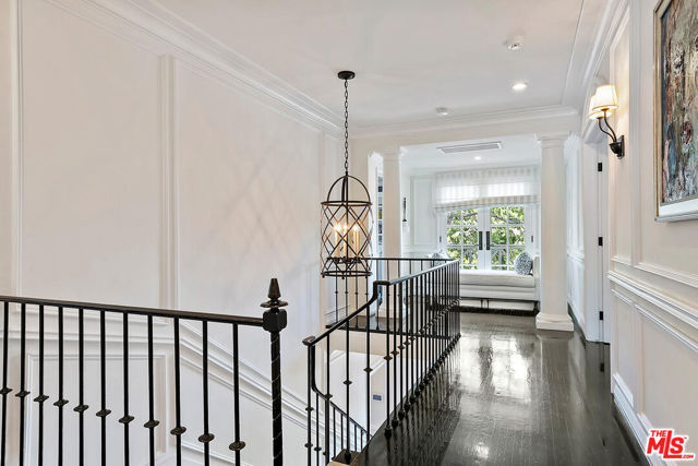 10428 Wyton Drive, Los Angeles CA: https://media.crmls.org/mediaz/9eebadad-7fe0-44cf-97c4-2ceb0edba2c8.jpg