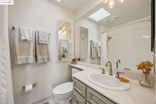 40 Spy Glass Hill, Oakland CA: https://media.crmls.org/mediaz/9eec43b4-2e13-4490-bd1b-a2a6e681524d.jpg