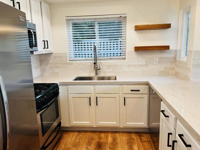 4587 Cove Drive, Carlsbad CA: https://media.crmls.org/mediaz/9eed2431-db6a-4b90-8f76-09a55a1c32f8.jpg