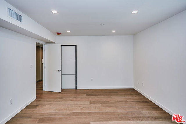 328 N Maple Drive, Beverly Hills CA: https://media.crmls.org/mediaz/9eedef79-398c-4d5e-a598-21eb13dd0362.jpg