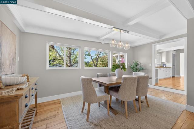 31 Ivy Dr, Orinda CA: https://media.crmls.org/mediaz/9eee5daa-c2ae-492e-8fd7-783925ab57a5.jpg