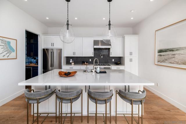 1041 Van Nuys St, San Diego CA: https://media.crmls.org/mediaz/9eee97a0-017e-4dd8-af5d-6ba0d8480a24.jpg