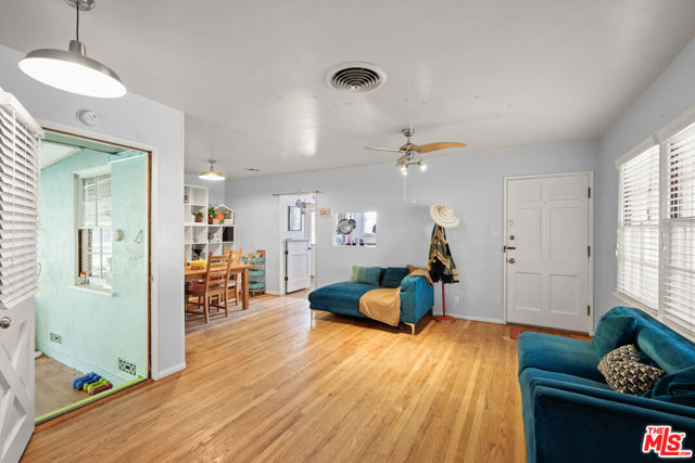 6961 Zelzah Avenue, Reseda CA: https://media.crmls.org/mediaz/9eeef0af-7804-452f-96c7-ebd3f397a1a0.jpg