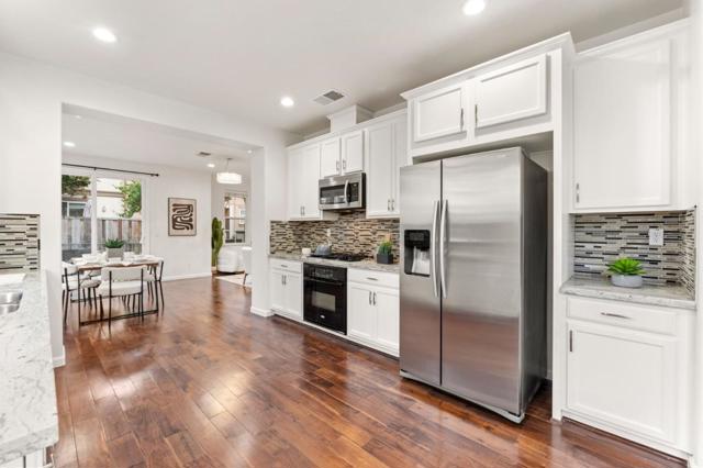325 Toscana Way, Hayward CA: https://media.crmls.org/mediaz/9eef2505-b7e1-4c1a-be23-8193f5e85bd0.jpg