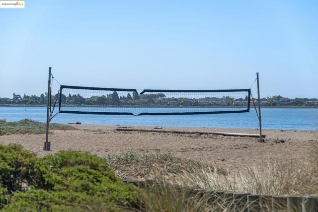 325 Kitty Hawk Rd, Alameda CA: https://media.crmls.org/mediaz/9eef6ad8-0318-4858-8a59-f792e987da7b.jpg