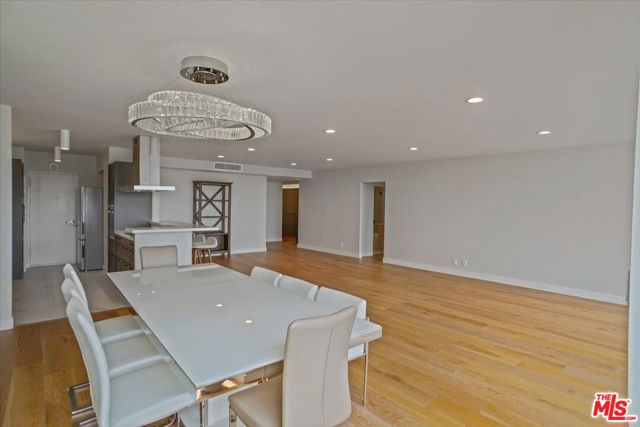865 Comstock Avenue, Los Angeles CA: https://media.crmls.org/mediaz/9eefcbff-aef5-4b6a-b652-ec592a7c6410.jpg