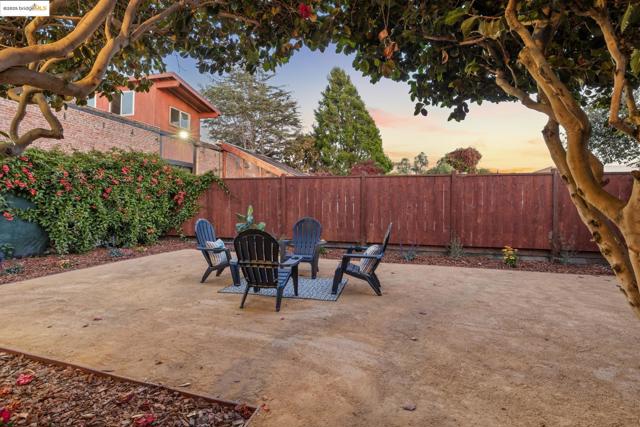 1092 Dwight Way, Berkeley CA: https://media.crmls.org/mediaz/9ef081f9-6c9a-4e06-b2bf-8c0c021385de.jpg