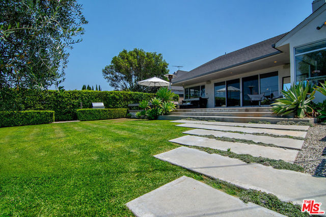 9353 Duxbury Road, Los Angeles CA: https://media.crmls.org/mediaz/9ef085d4-3d9b-4035-81d5-c0aae74549cd.jpg
