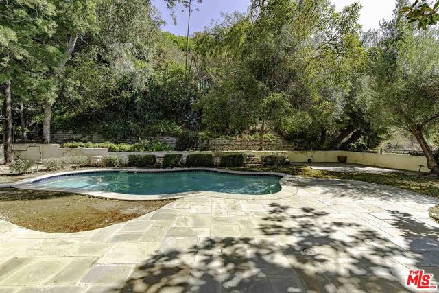 2250 Betty Lane, Beverly Hills CA: https://media.crmls.org/mediaz/9ef14d3a-ded1-40f2-8611-14396ae42c76.jpg