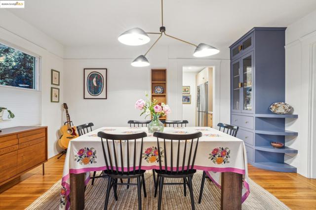 3701 Midvale Ave, Oakland CA: https://media.crmls.org/mediaz/9ef1cda5-5e4b-4d48-95dd-14df72cd1002.jpg