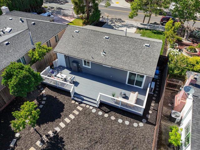 571 Hamilton Avenue, Menlo Park CA: https://media.crmls.org/mediaz/9ef245e4-8768-4eb3-a6a5-22637a4528d6.jpg
