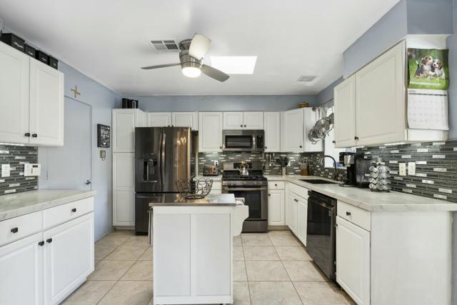 37369 Bankside Drive, Cathedral City CA: https://media.crmls.org/mediaz/9ef2a3d5-f5d9-4e47-ae52-30126c54e6ed.jpg
