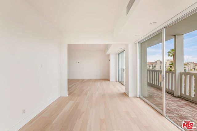 999 N Doheny Drive, West Hollywood CA: https://media.crmls.org/mediaz/9ef353d0-7141-464f-94c3-70b902cea215.jpg