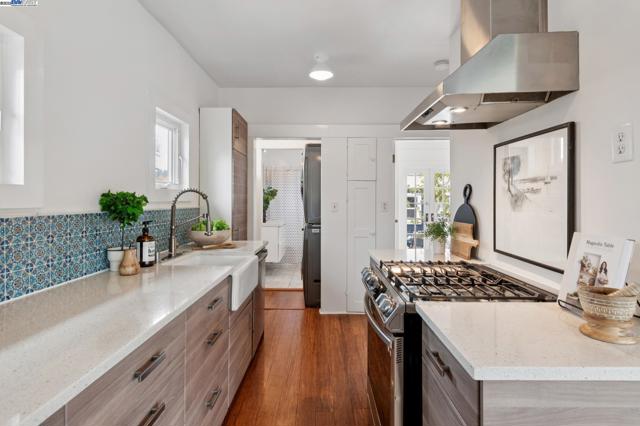951 Madison St, Albany CA: https://media.crmls.org/mediaz/9ef41b7f-f146-4127-8e60-ab45e4e10fab.jpg