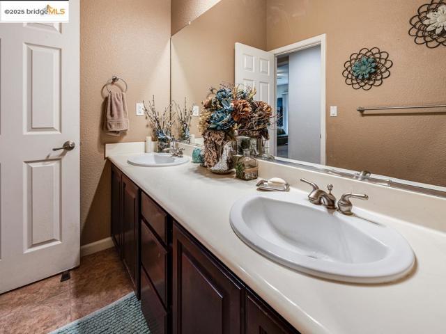 10 Da Vinci Ct, Oakley CA: https://media.crmls.org/mediaz/9ef436d7-afb3-4f98-ac68-7b2cdea2937f.jpg