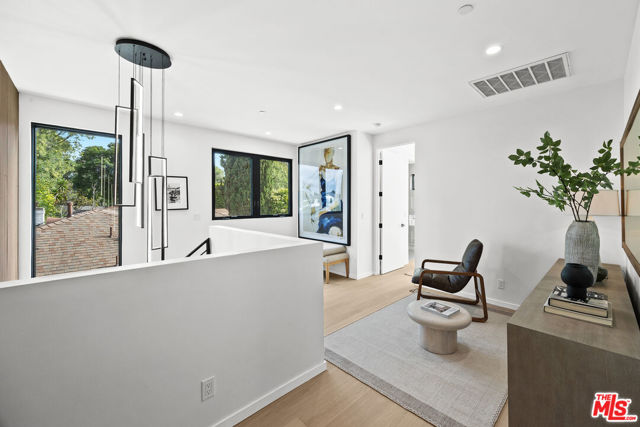 2631 Castle Heights Place, Los Angeles CA: https://media.crmls.org/mediaz/9ef4b79c-d741-439a-a5cf-434d36a6938d.jpg