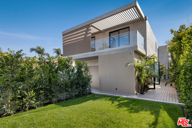 2457 Glyndon Avenue, Venice CA: https://media.crmls.org/mediaz/9ef67aa8-95c2-4c47-973b-19a5ad82ad9e.jpg