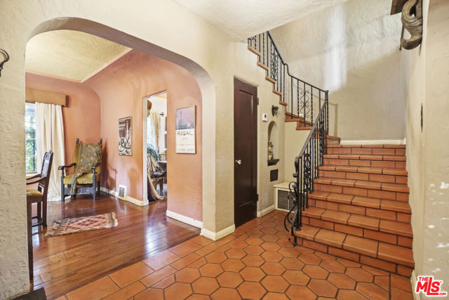 1326 Cordova Avenue, Glendale CA: https://media.crmls.org/mediaz/9ef78760-3998-461f-b206-9b9ed463d302.jpg