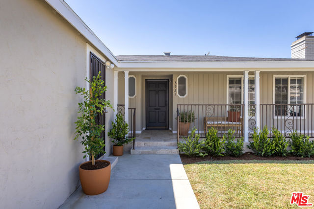 3921 S Victoria Avenue, Los Angeles CA: https://media.crmls.org/mediaz/9ef7b352-d70f-4c68-8066-3e7cd451a8b5.jpg