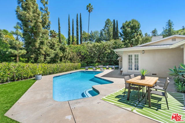 4450 Coronet Drive, Encino CA: https://media.crmls.org/mediaz/9ef8d60f-2494-4811-9546-43ecd67510bd.jpg