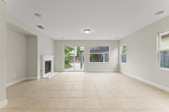 204 Daylily Ln, Patterson CA: https://media.crmls.org/mediaz/9ef8d67a-8528-4535-aea1-76b6a06615cb.jpg