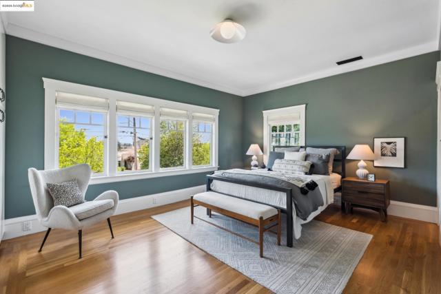 1015 Warfield Ave, Oakland CA: https://media.crmls.org/mediaz/9ef98a32-6664-4697-8fe5-e8ad490b5455.jpg