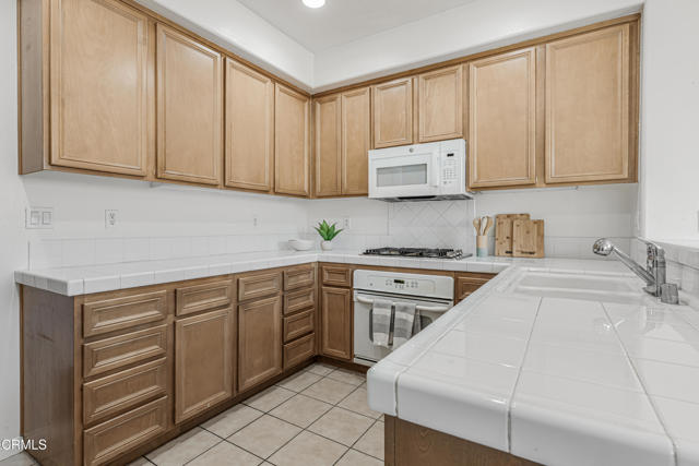 Detail Gallery Image 13 of 50 For 2916 Esperanza Way #F,  Simi Valley,  CA 93063 - 4 Beds | 3 Baths