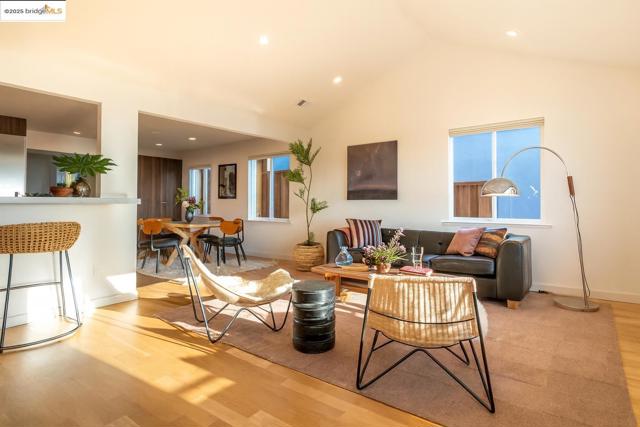 207 Cambridge Ave, Kensington CA: https://media.crmls.org/mediaz/9efbf97f-1c4c-4d03-b93c-af0ec1abd662.jpg