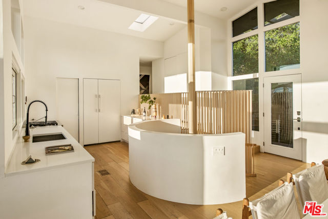 21960 Cereza Way, Topanga CA: https://media.crmls.org/mediaz/9efc7e08-4e47-4dbb-b37f-62277519f4bd.jpg