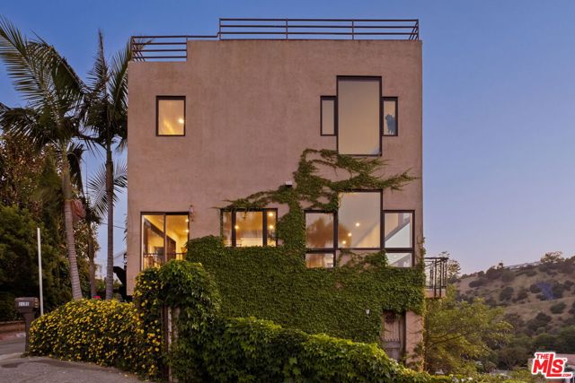 2125 Kew Drive, Los Angeles CA: https://media.crmls.org/mediaz/9efc9026-a8cc-43c4-b5e1-caaa52895e2d.jpg